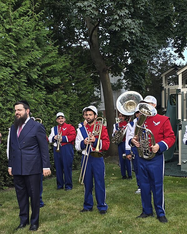 The band lined up beside the baal simcha